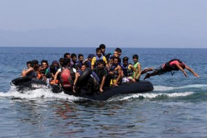 A dinghy overcrowded with Afghan immigrants approaches the Greek island of Lesbos after crossing a part of the Aegean Sea between Turkey and Greece, August 6, 2015. REUTERS/Yiannis Kourtoglou