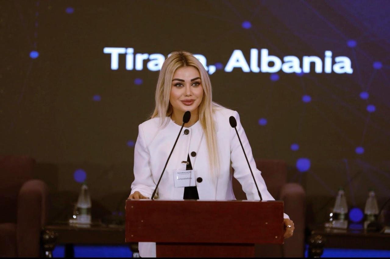 Esmeralda Kazia është Eksperte e Mbrojtjes së të Dhënave dhe Rrjeteve Kompjuterike. Zotëron njohuri shumë të mira në fushën e programimit. Ka zgjeruar mjaftueshëm bagazhin e saj përmes pjesëmarrjes në aktivitete të shumta shkencore, madje është edhe autore e disa publikimeve në fushën e Mbrojtjes, Analizës dhe Vizualizimit të të dhënave. Ekskluzivisht për BusunessMag.al ajo tregon rolin e saj në këtë konferencë, e cila është një përvojë e veçantë në karrierën e saj.