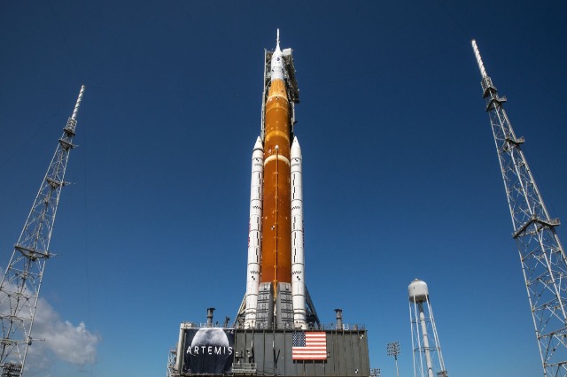 Rregullohet defekti në motor, raketa e NASA niset nesër drejt Hënës