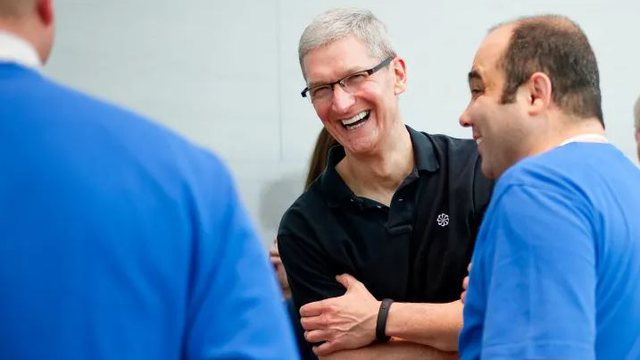 Tim Cook zbulon 4 tiparet që kërkon tek punonjësit e Apple