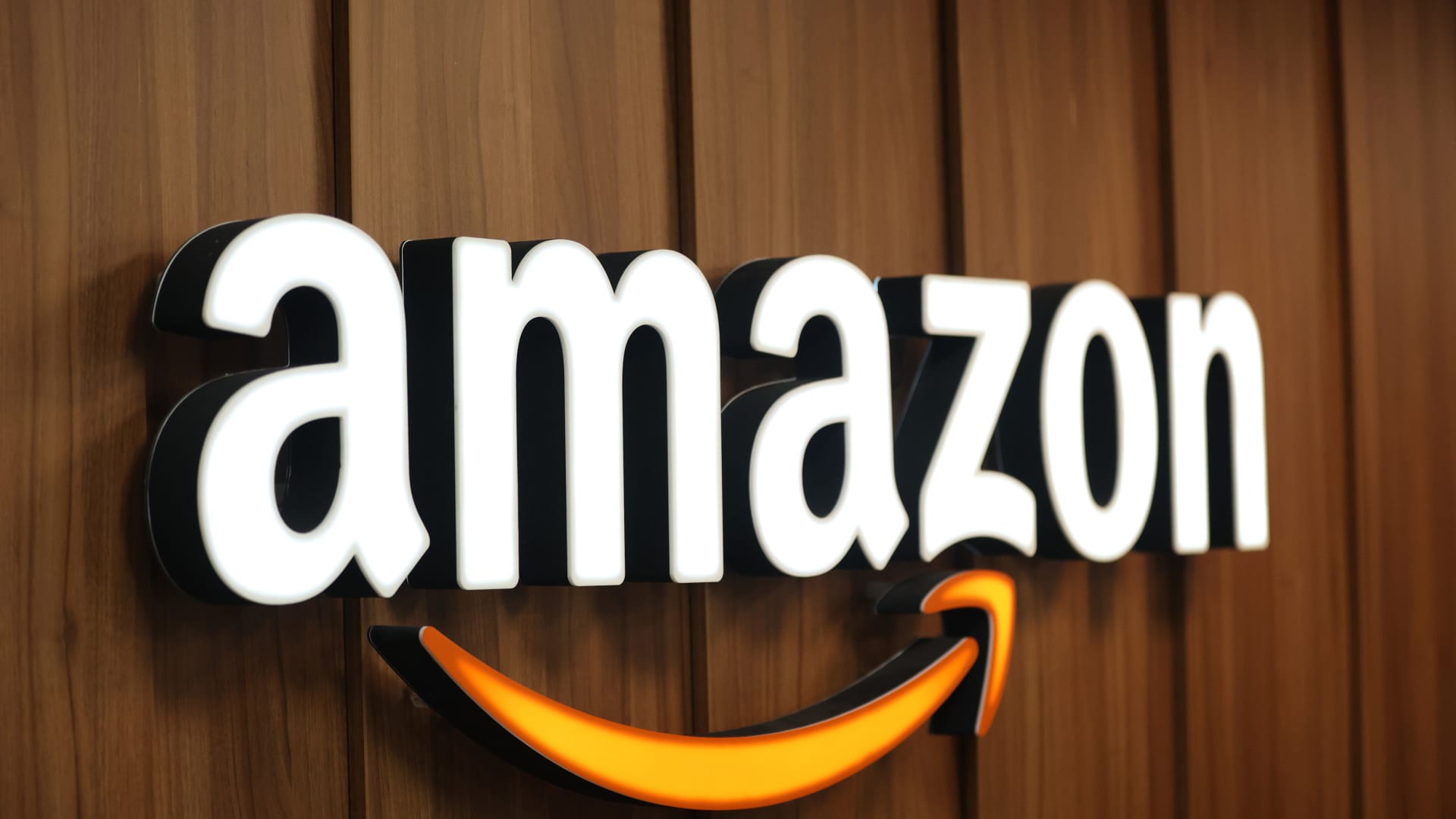 Amazon po hedh bazën në cloud computing, duke synuar në udhëheqjen e garës së AI