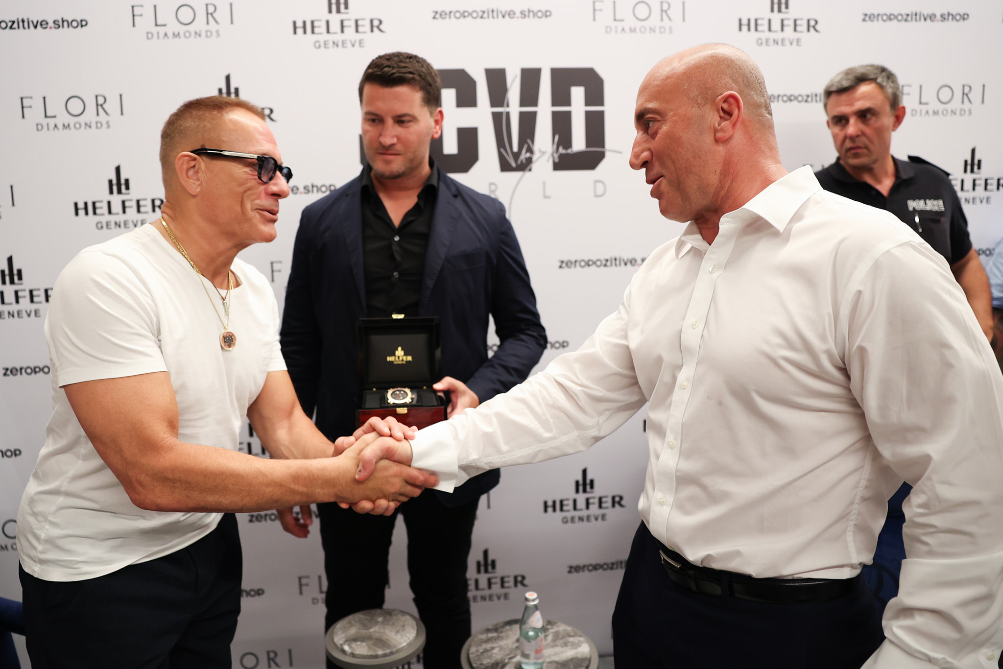 Van Damme në Kosovë, Haradinaj ndan fotot me aktorin e njohur