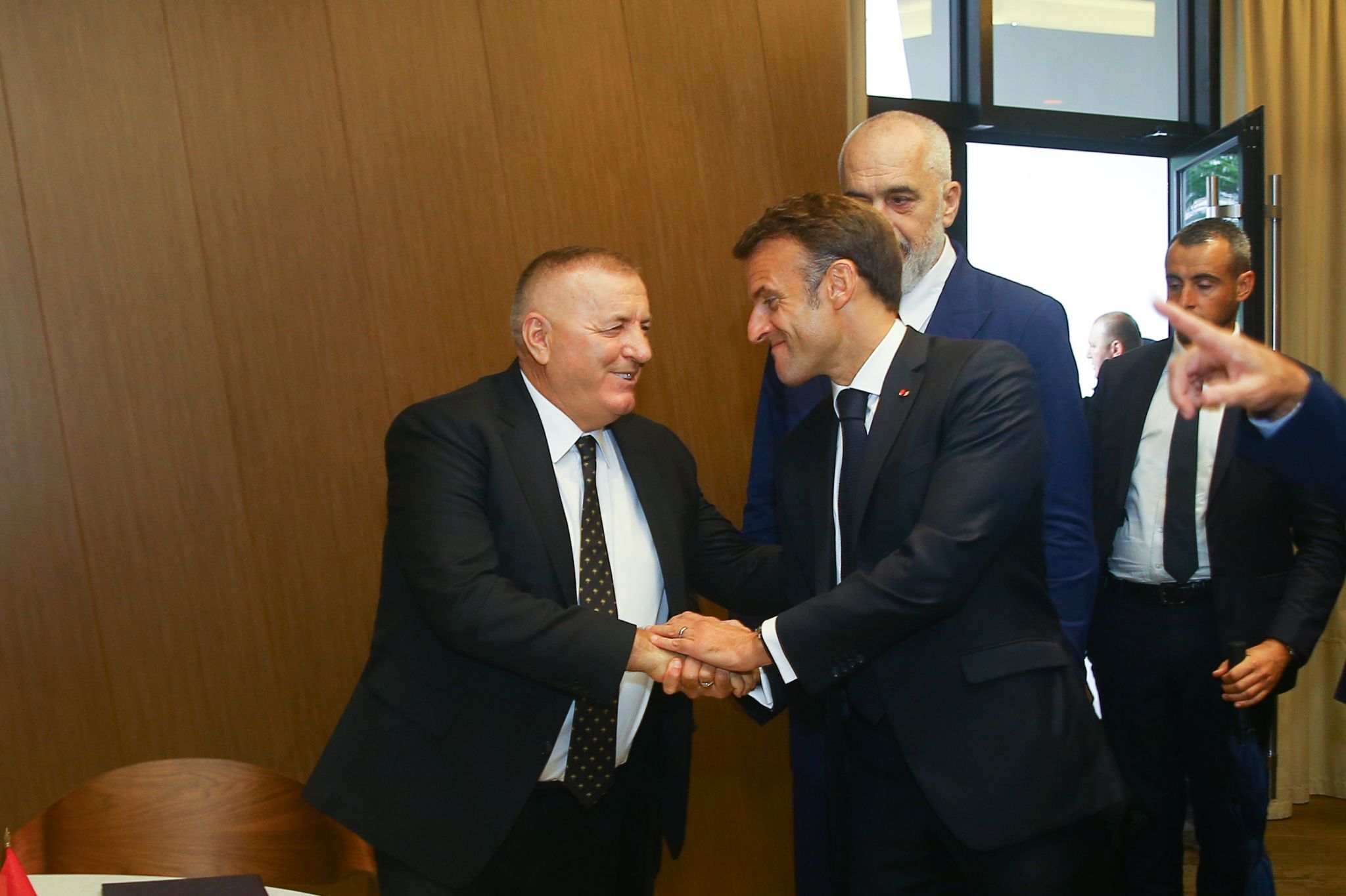 Kastrati sjell konglomeratin ndërkombëtar "Lagardère" në Shqipëri. Marrëveshja u bekua edhe nga presidenti Macron