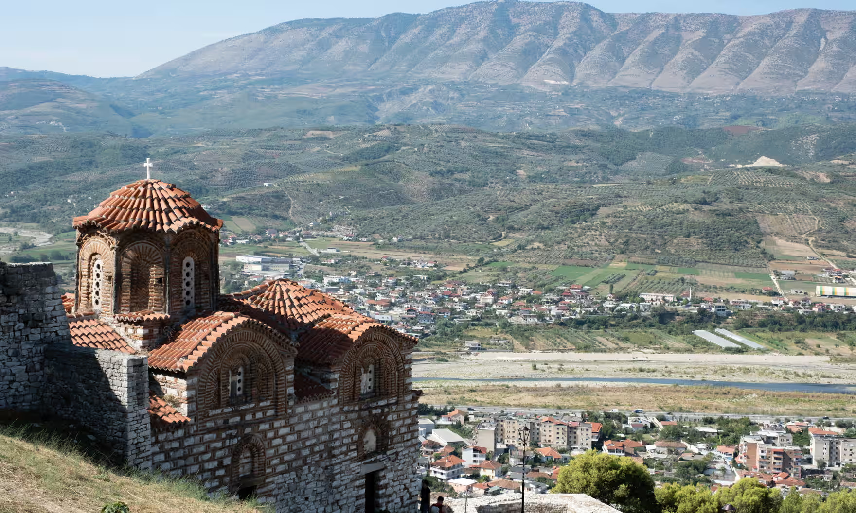 Një tur në Shqipëri - The Guardian:" Është si të kthehesh pas në kohë!"