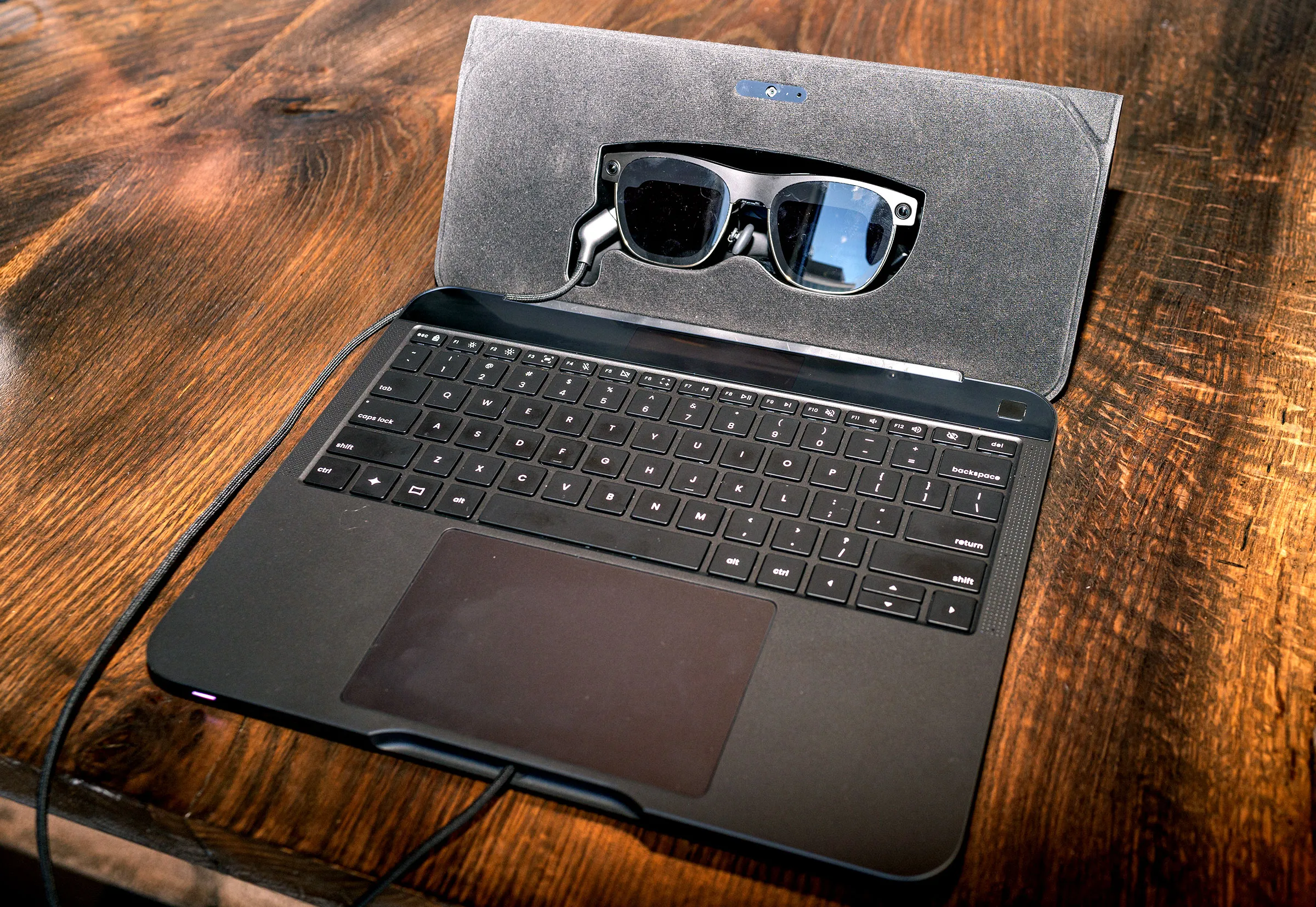 Laptopi i ri që nuk ka ekran, por vetëm syze të realitetit virtual