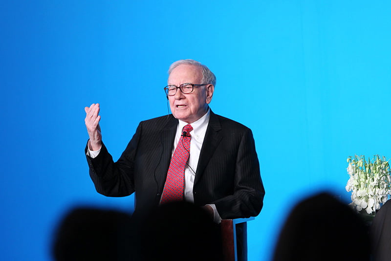 4 këshilla nga kursi i të folurit në publik që ndoqi Warren Buffett