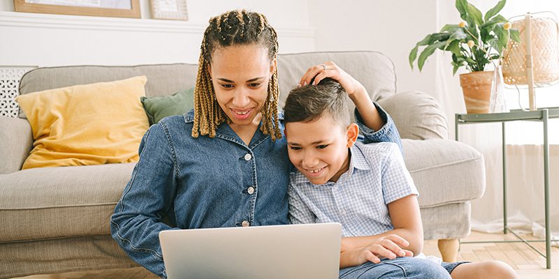 Mënyrat më efektive për të mbrojtur fëmijët tuaj nga rreziku i internetit!