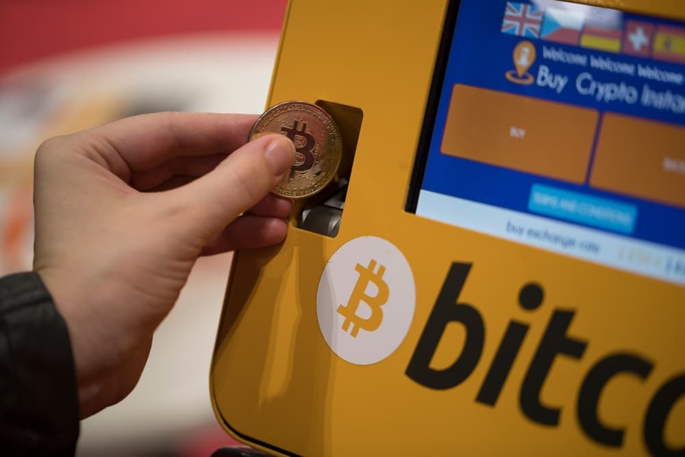 Rritja globale e ATM-ve të Bitcoin në 2024: 2,000 pajisje të reja të instaluara