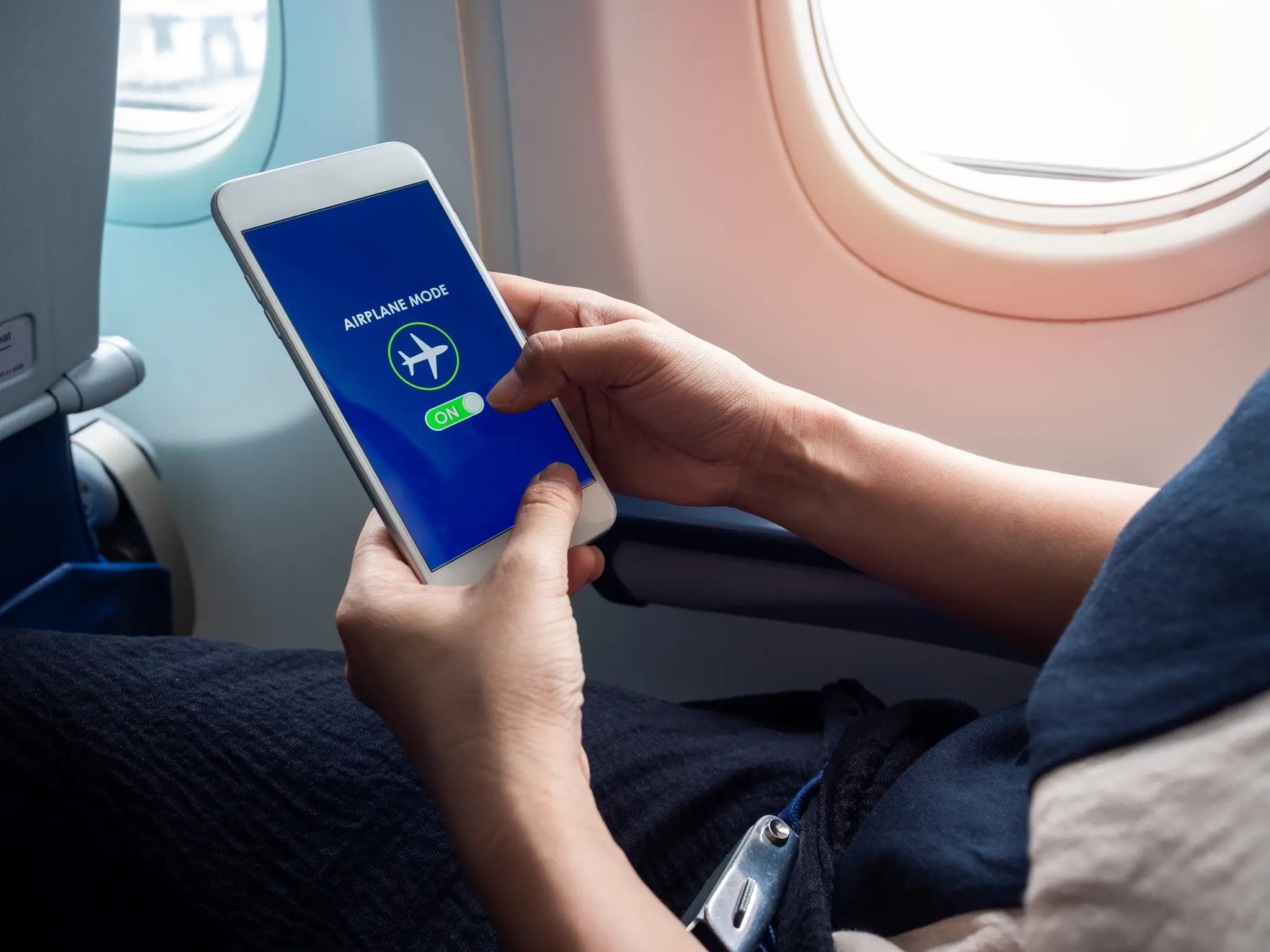 Arsyeja e vërtetë pse duhet t'i lini telefonat "airplane mode" kur jeni në avion