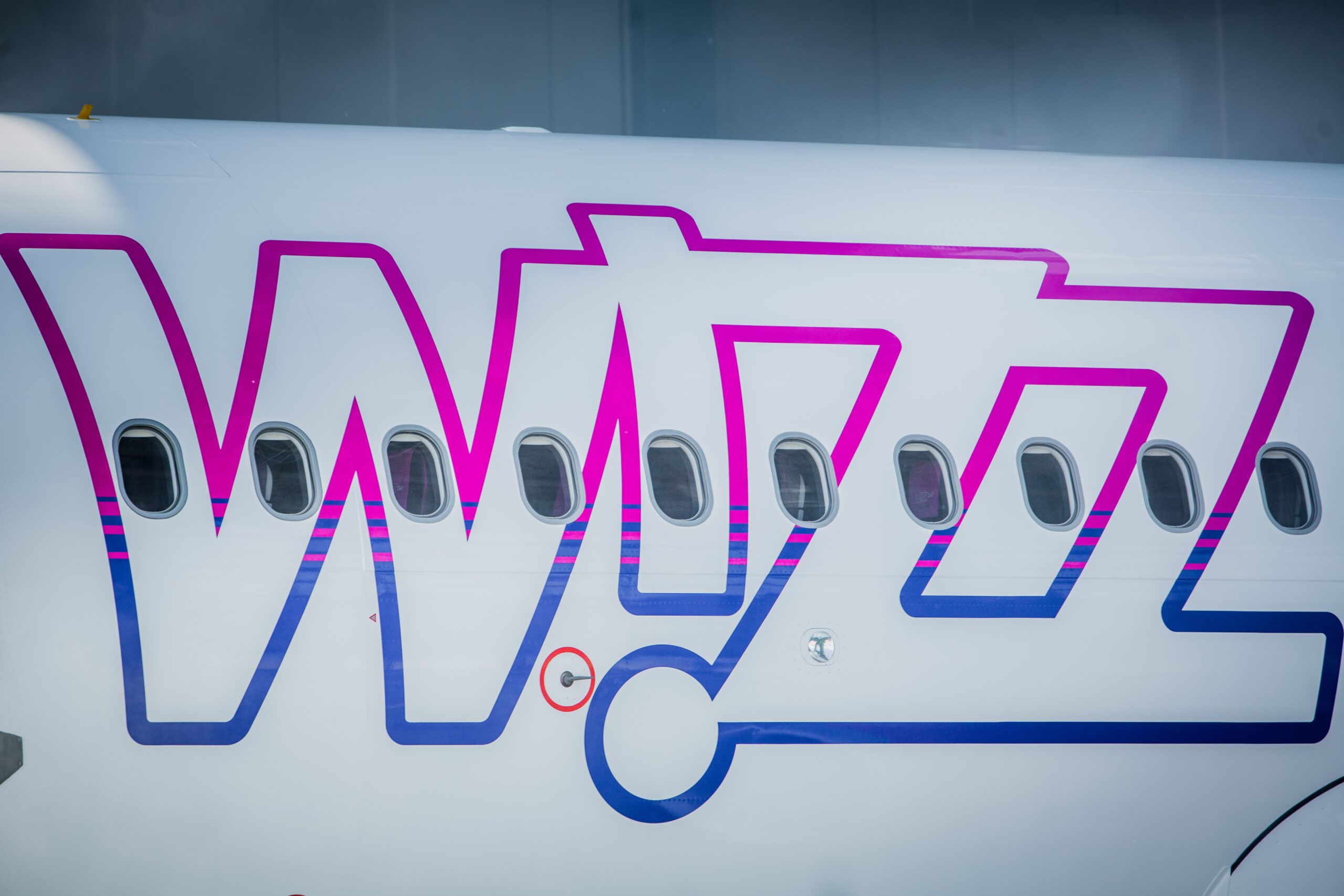 Wizz Air kalon në sistem pagesash pa para në dorë në bord