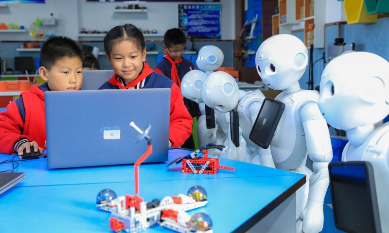 Kina bën të detyrueshëm edukimin mbi AI në shkolla duke filluar nga 1 shtatori 2025