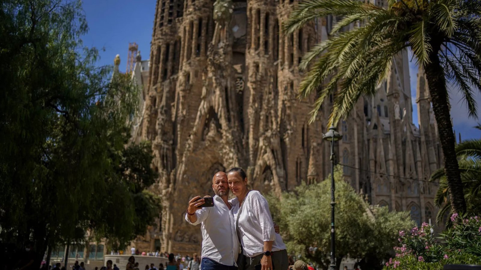 Deri kohët e fundit, Plaça Gaudí ishte shfrytëzuar nga turistët për një tendencë në TikTok, që shkaktoi shqetësime të konsiderueshme. Për më shumë se një dekadë, vendasit kanë sulmuar turmat e vizitorëve, që pengojnë kalimin e këmbësorëve dhe trafikun përreth Sagrada Familia.