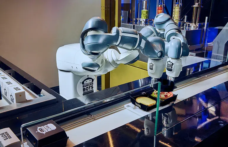 Burger në 27 sekonda? Robotët po transformojnë fast food-in në Kaliforni!