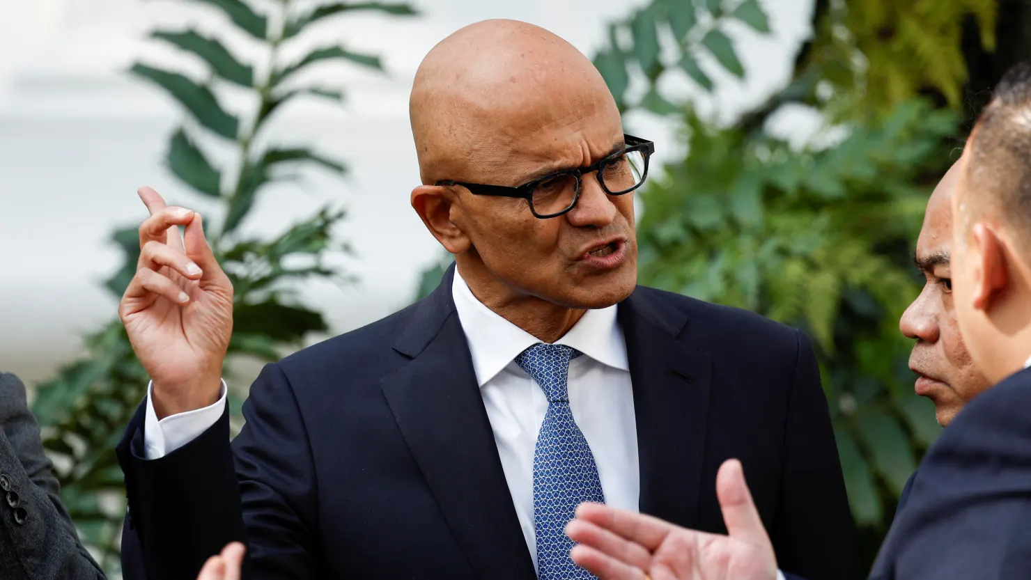 Satya Nadella i Microsoft: Shkurtimet e vendeve të punës po më rëndojnë shumë