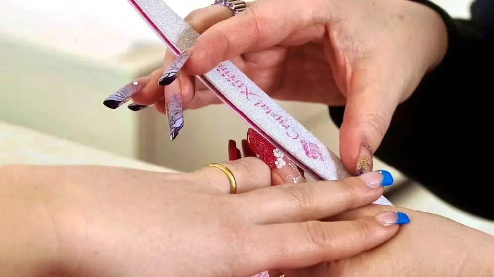 Alarmante! Nga 1 shtatori, BE dhe Zvicra do të ndalojnë disa lloje manikyri xhel