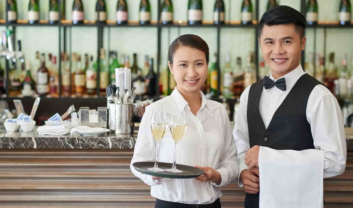 6,900 të huaj u punësuan vetëm në turizëm në verën e 2024, përbënë 55% të totalit të huajve