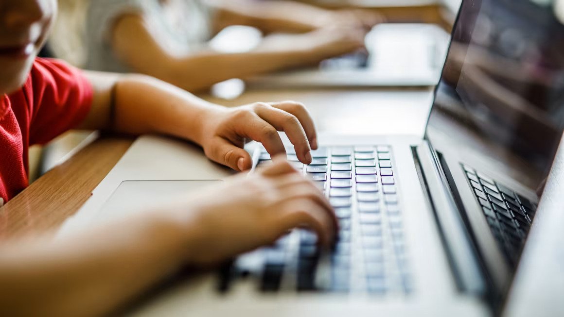 “Enciklopedia e re”, si do ta përdorin fëmijët inteligjencën artificiale në shkolla këtë vit