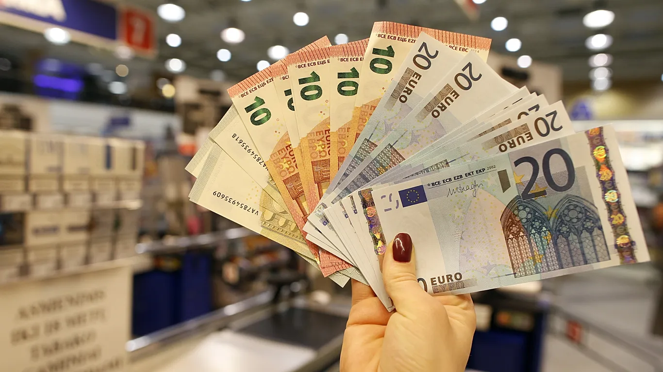 Europa drejt pagesave digjitale  pse disa vende nuk heqin dorë nga paratë cash