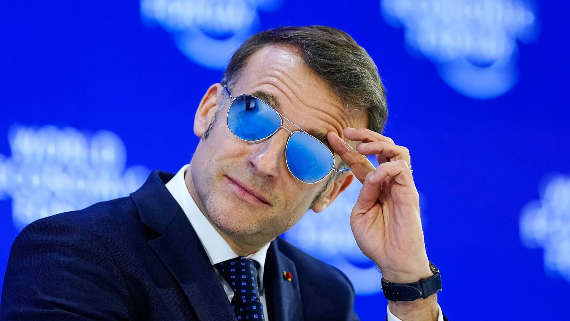 Nga “zona e rrezikut” në Davos: pse syzet e Emmanuel Macron u bënë virale?