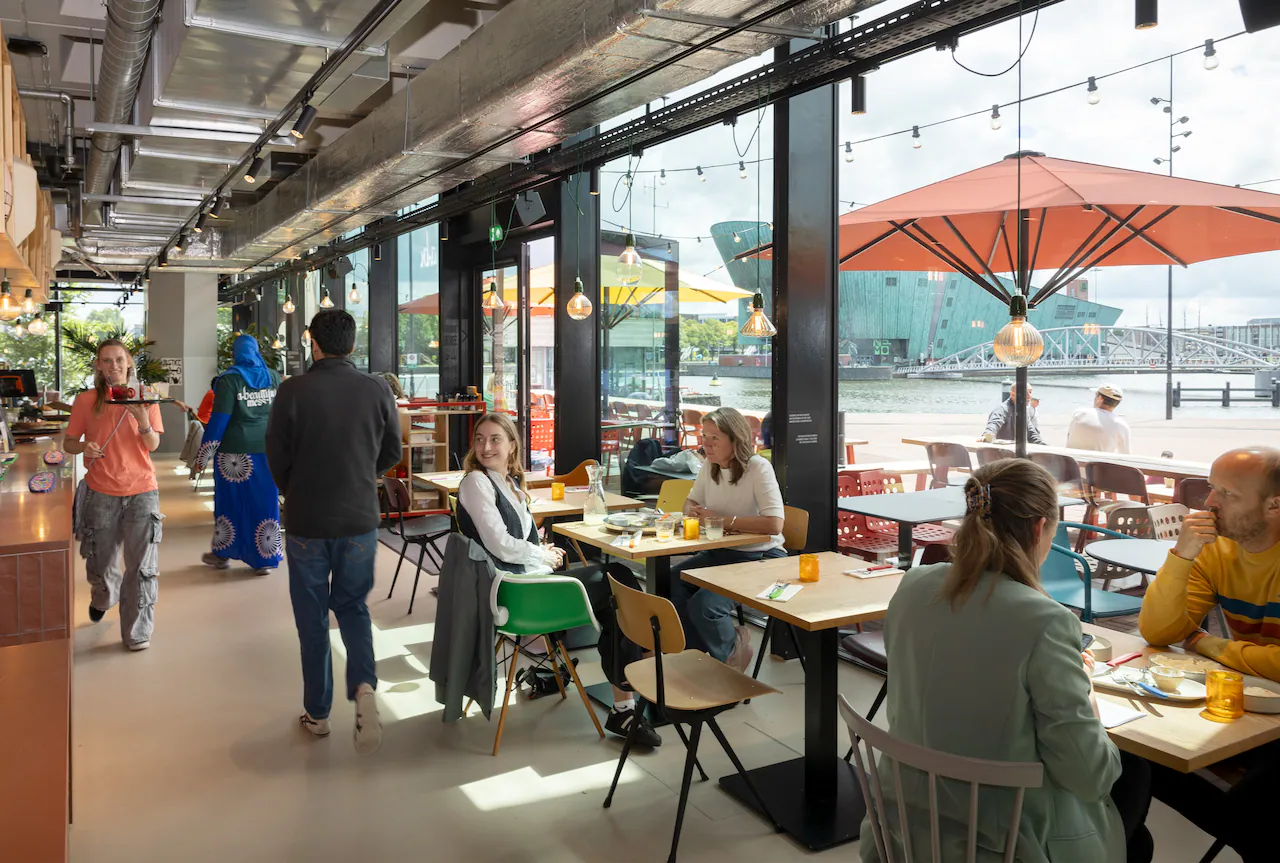 Restoranti holandez hap dyert për emigrantët  mund të punosh edhe nëse nuk e di gjuhën