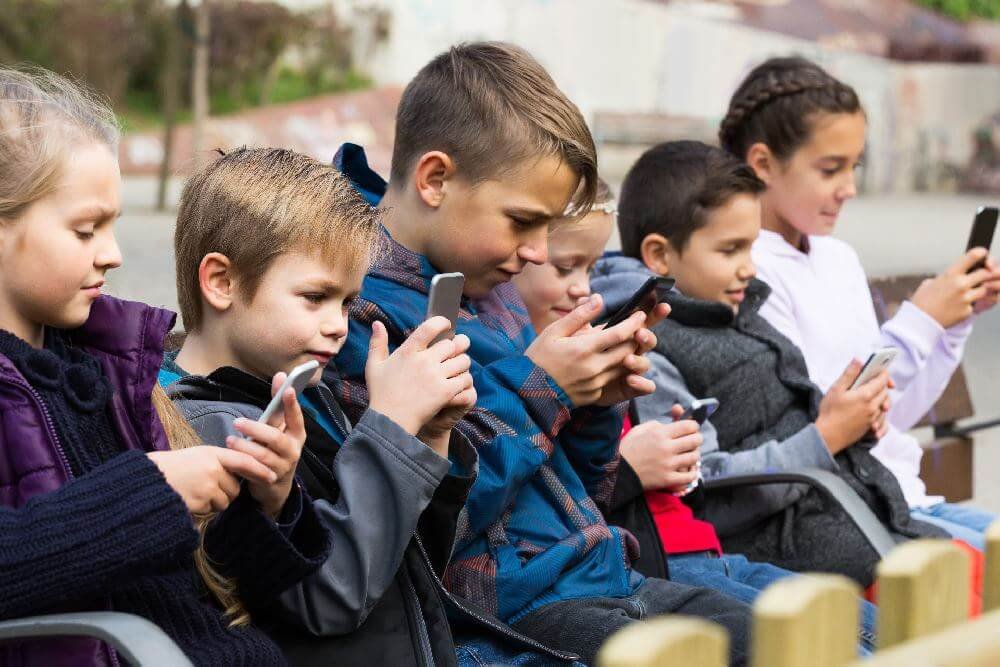 metoda-daneze-qe-ndihmon-femijet-te-shkeputen-nga-telefonat-celulare