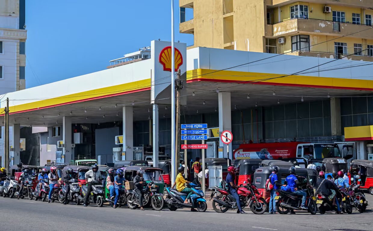 Sri Lanka vendos javë pune 4-ditore për të kursyer karburantin dhe gazin mes krizës energjetike