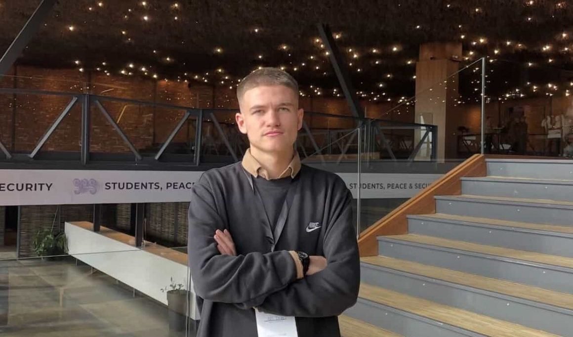 adoleshenca-e-jashtezakonshme-e-ari-thacit