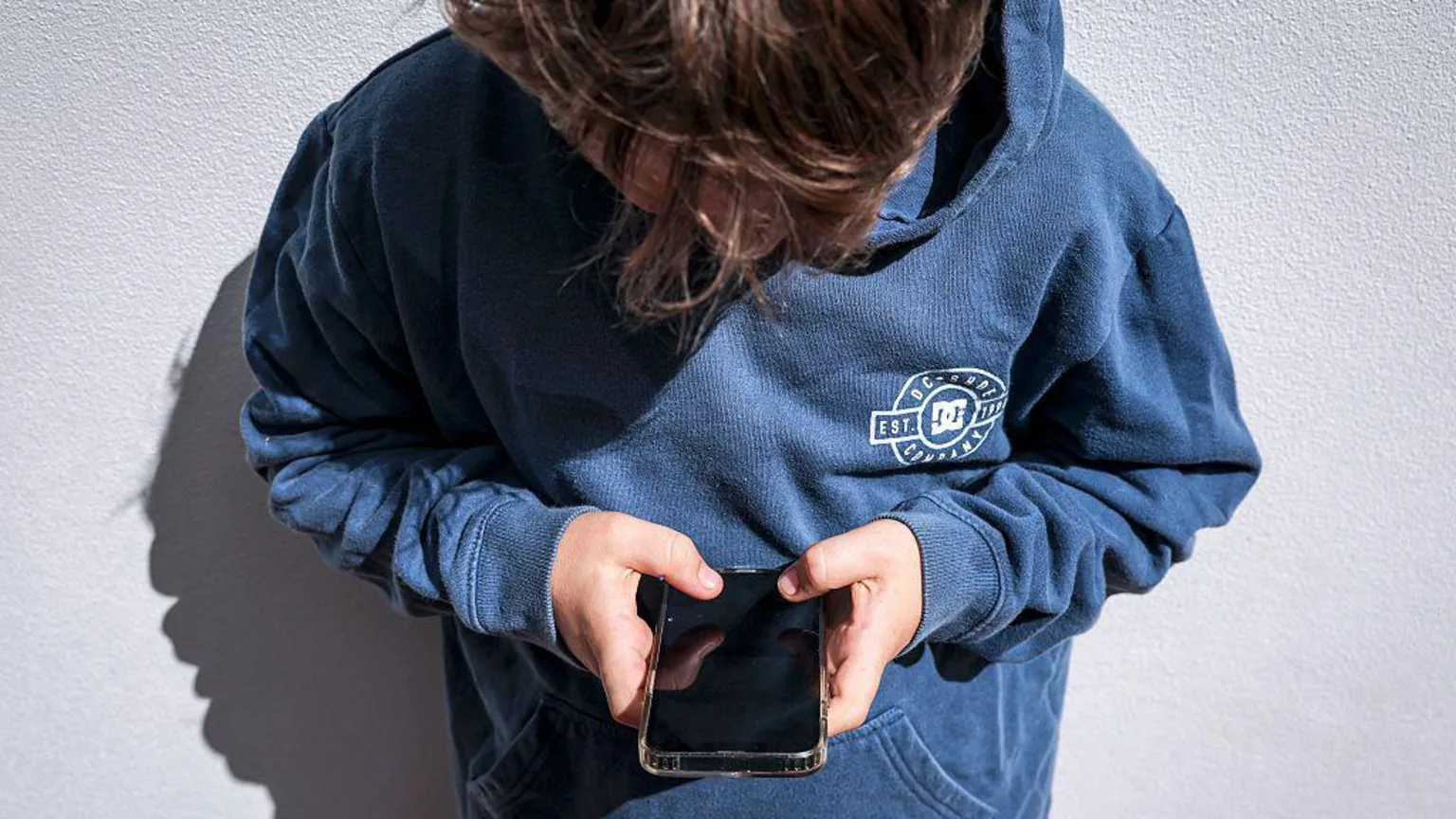 britania-kerkon-verifikim-me-te-forte-te-moshes-ne-rrjetet-sociale-per-te-mbrojtur-femijet-nen-13-vjec