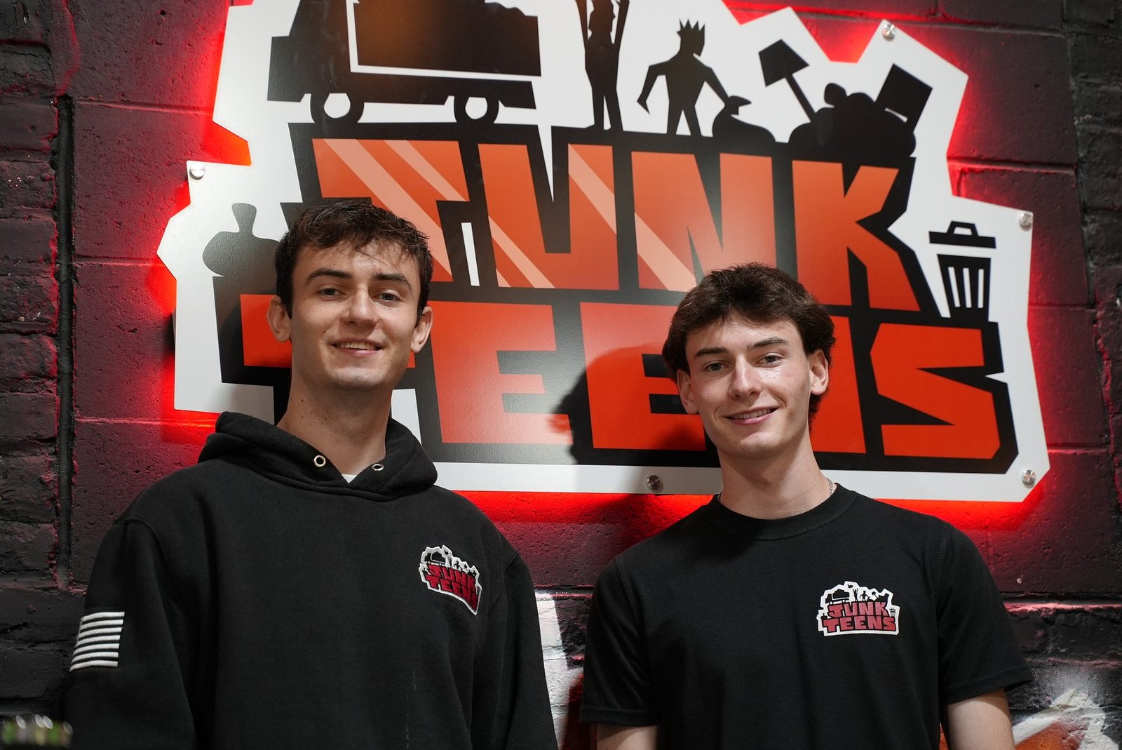 nga-mbeturinat-ne-miliona-historia-e-dy-vellezerve-qe-ndertuan-nje-biznes-te-pazakonte