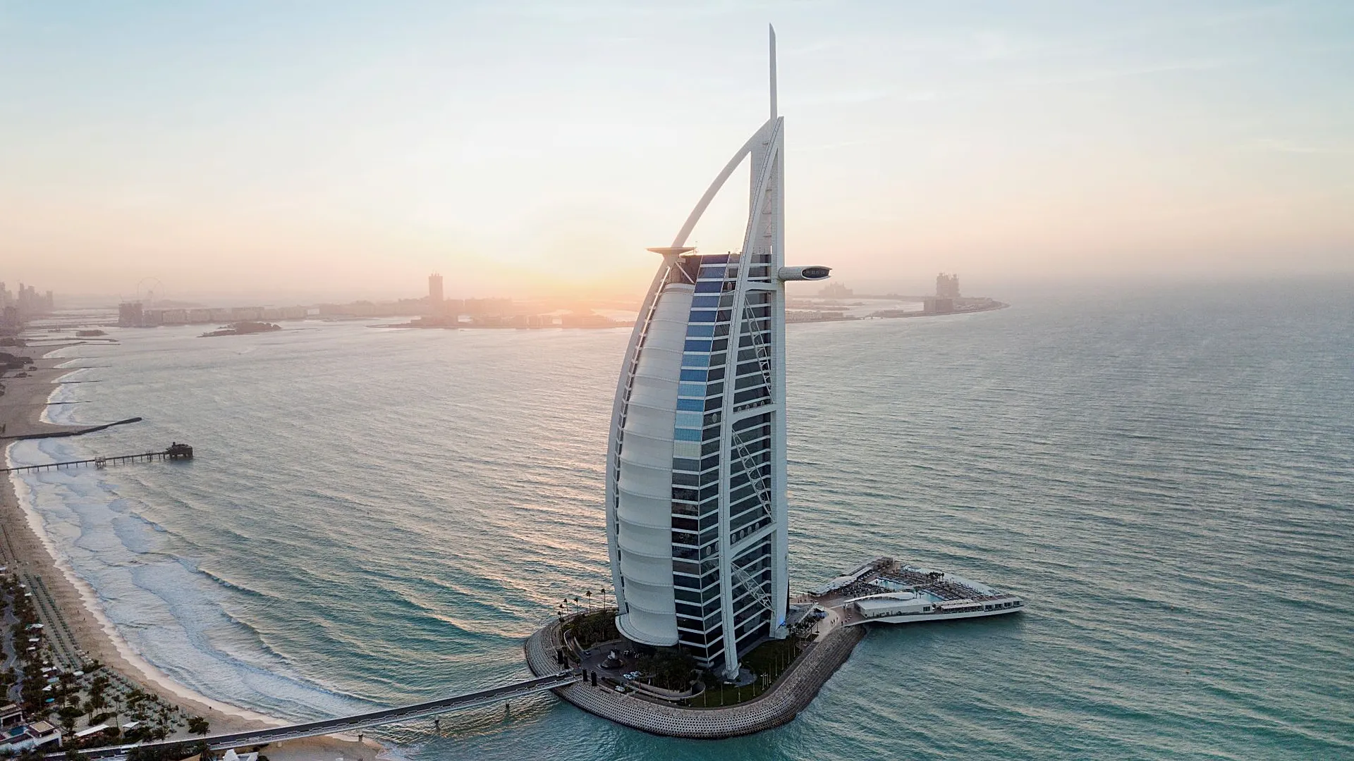 Hoteli ikonik i Dubait, Burj Al Arab, do të mbyllet për 18 muaj për punime restaurimi