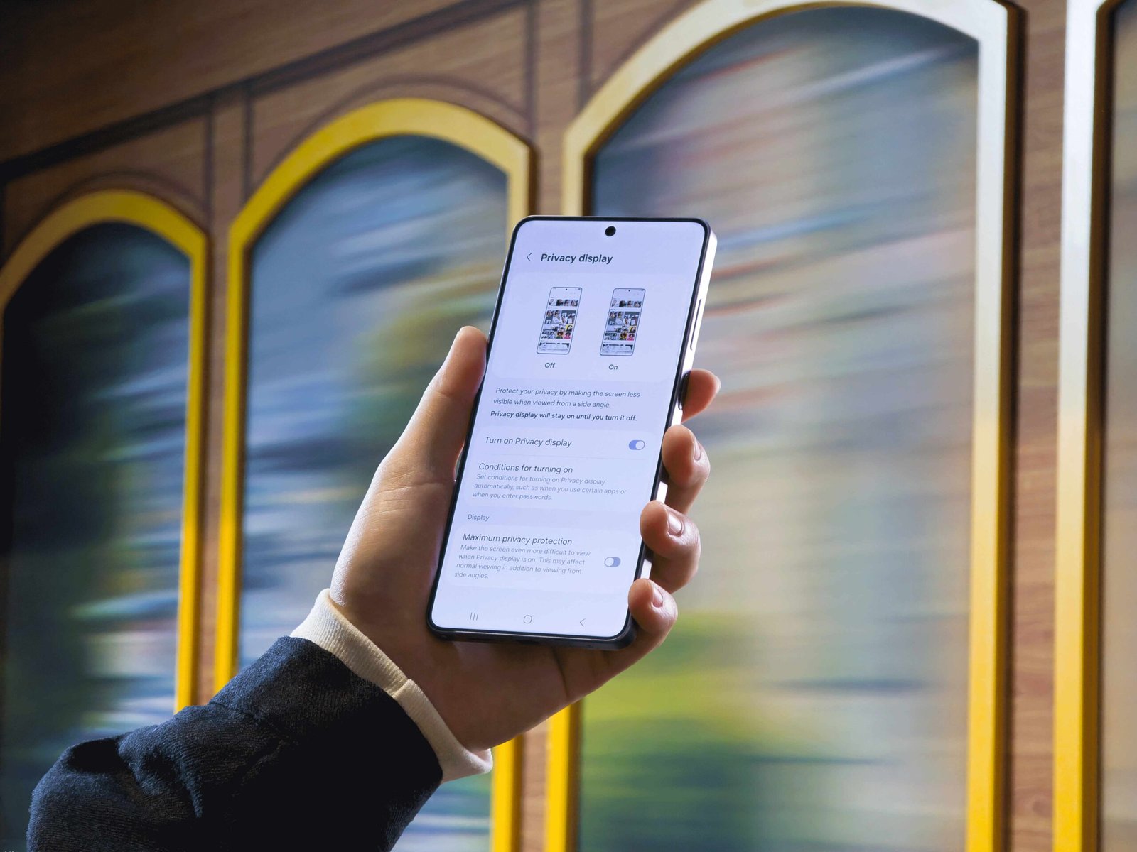 me-shume-se-gjysma-e-evropianeve-pranojne-se-shikojne-ne-ekranin-e-telefonit-te-te-panjohurve-ne-publik-ndersa-gati-1-4-e-ben-kete-nga-kurioziteti