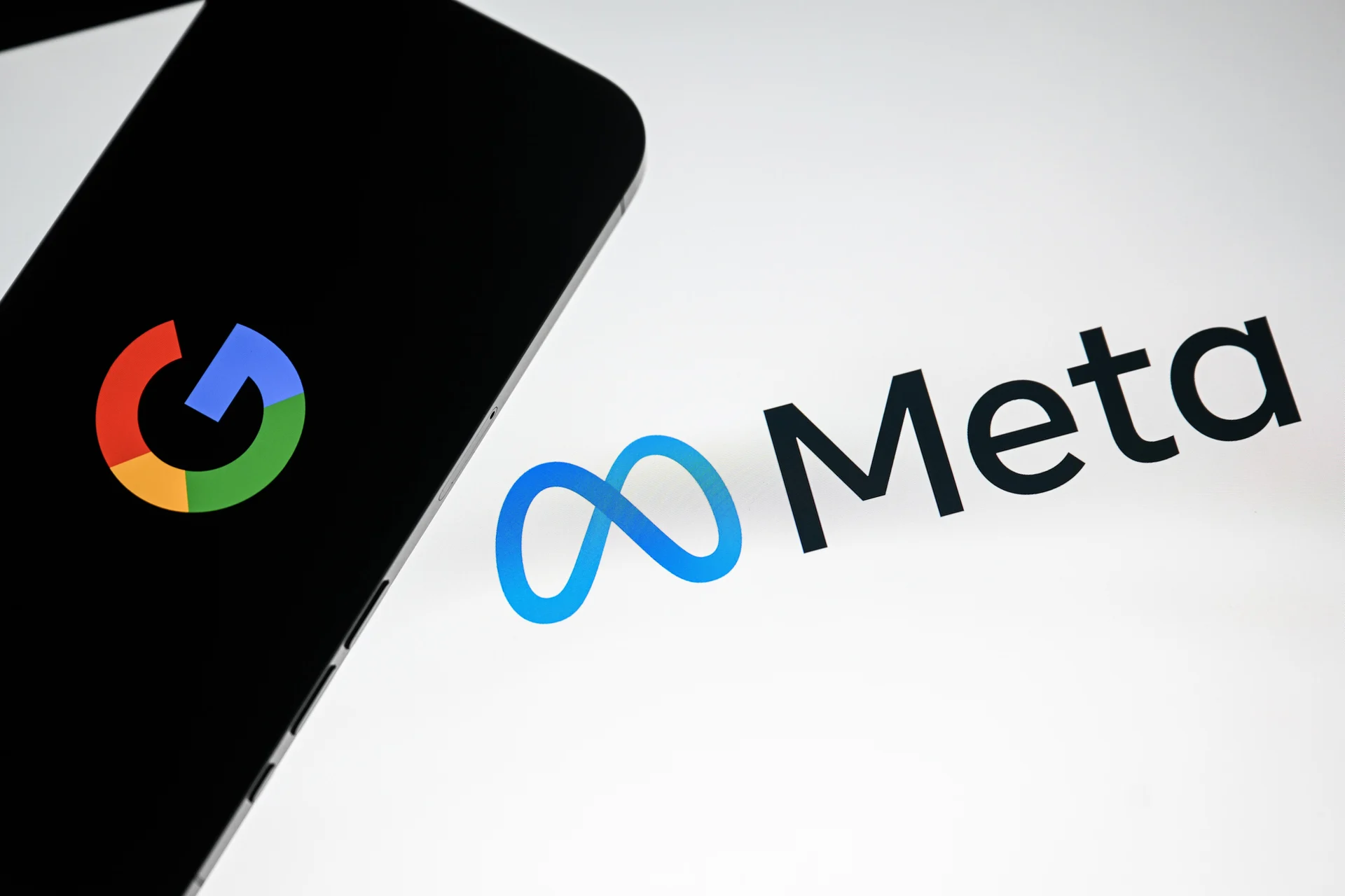 meta-pritet-te-tejkaloje-google-ne-te-ardhurat-globale-nga-reklamat-deri-ne-fund-te-vitit